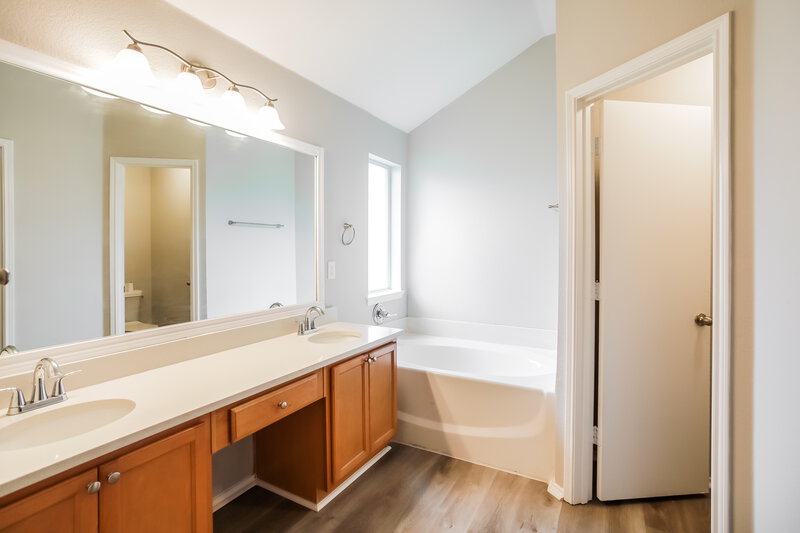 2,215/Mo, 2801 Stockton St Denton, TX 76209 Main Bathroom View