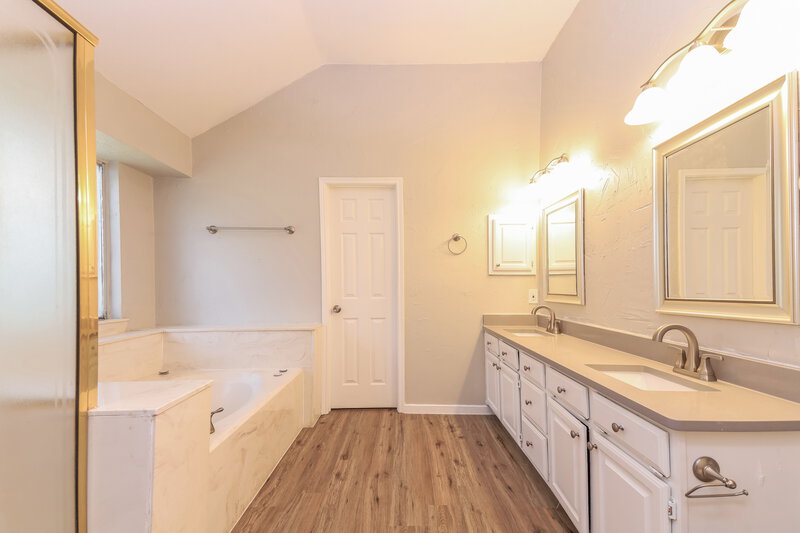 3,060/Mo, 4906 Clay Dr Rowlett, TX 75088 Main Bathroom View