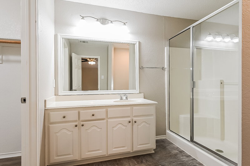 2,140/Mo, 721 Silverleaf Ct Royse City, TX 75189 Main Bathroom View
