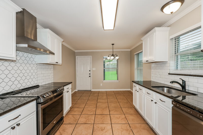 2,495/Mo, 6101 Rising Meadow Dr Arlington, TX 76018 Kitchen View 2