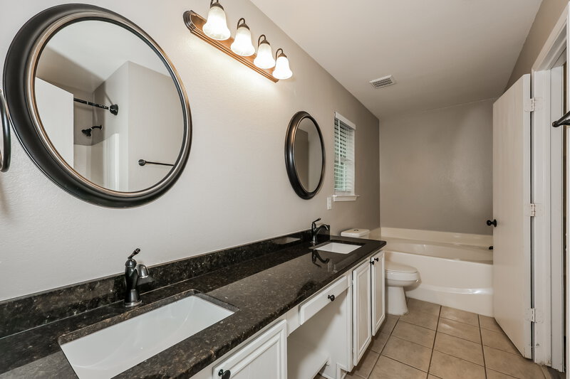 2,495/Mo, 6101 Rising Meadow Dr Arlington, TX 76018 Main Bathroom View