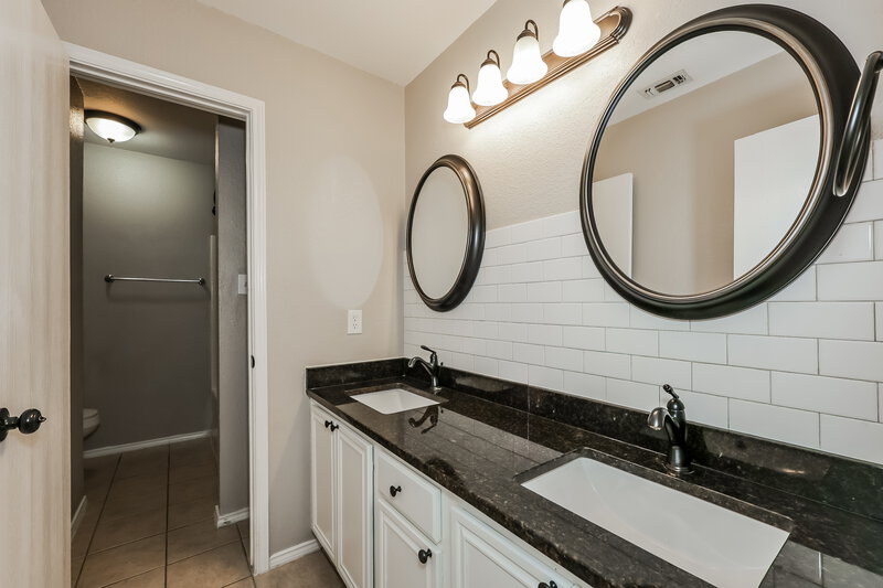 2,495/Mo, 6101 Rising Meadow Dr Arlington, TX 76018 Bathroom View