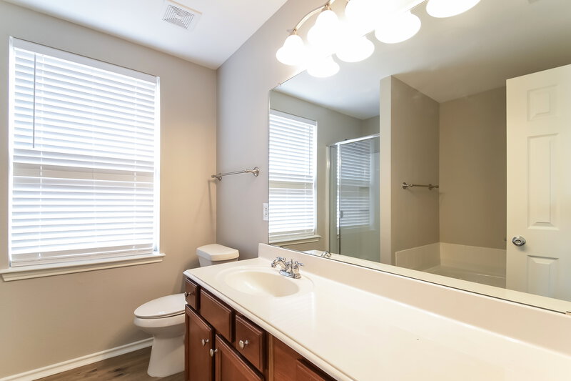 1,770/Mo, 1708 Morning Dove Aubrey, TX 76227 Main Bathroom View