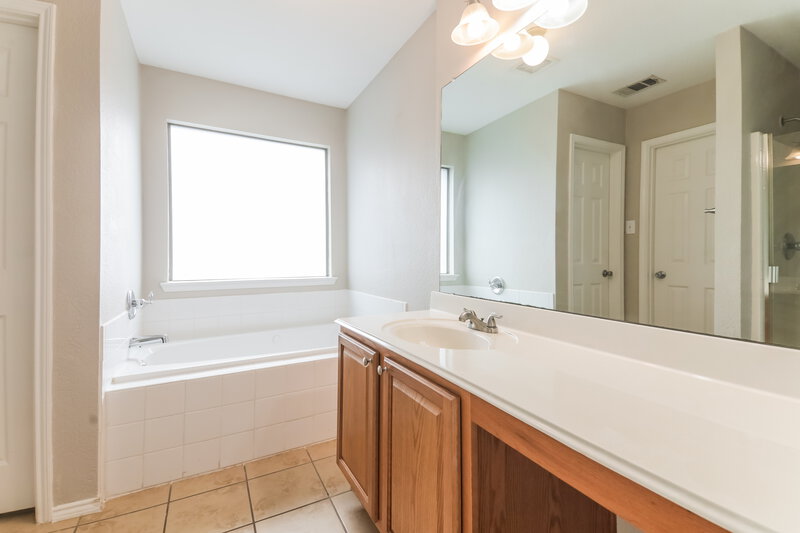 1,740/Mo, 129 Arbordale Way Princeton, TX 75407 Main Bathroom View