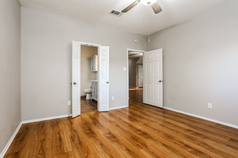 3,500/Mo, 923 Grasswood Dr Arlington, TX 76017 Main Bedroom View