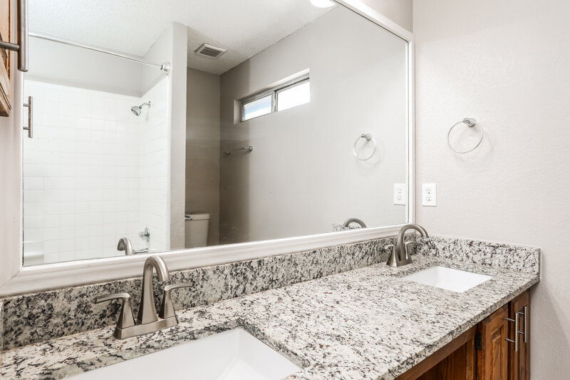 3,500/Mo, 923 Grasswood Dr Arlington, TX 76017 Main Bathroom View