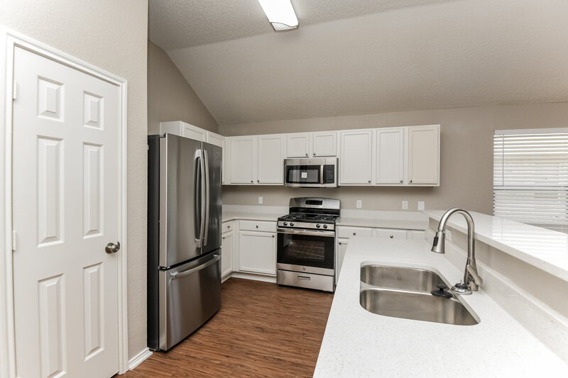 2,140/Mo, 224 Lincoln Ln Crowley, TX 76036 Kitchen View