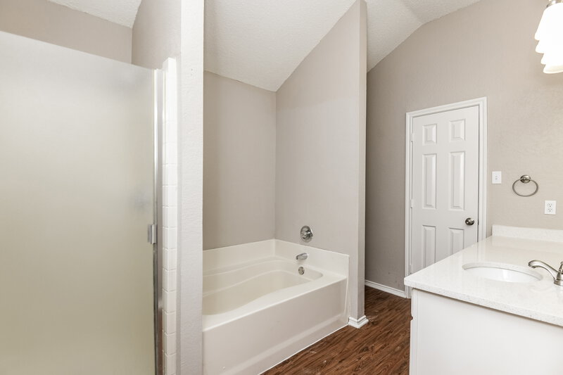 2,140/Mo, 224 Lincoln Ln Crowley, TX 76036 Main Bathroom View