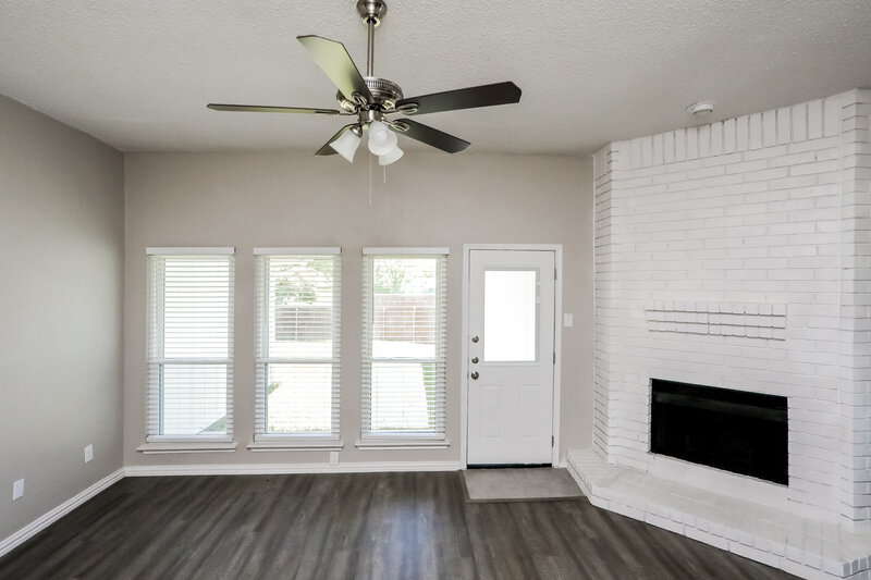 2,195/Mo, 2918 Valley Cir Lancaster, TX 75134 Living Room View