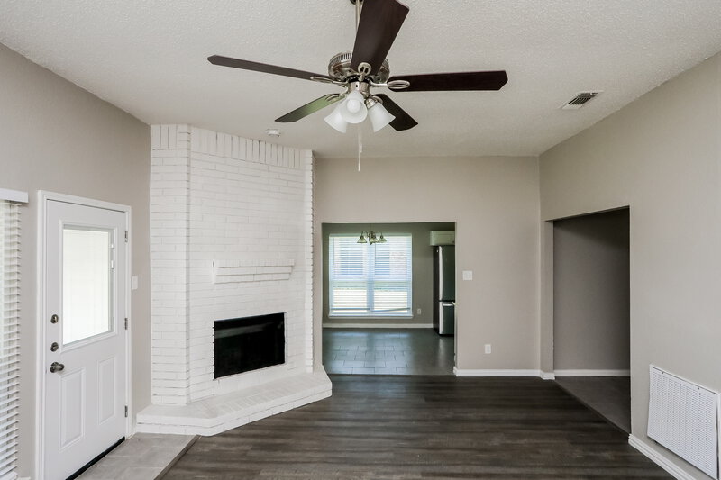 2,195/Mo, 2918 Valley Cir Lancaster, TX 75134 Living Room View 2