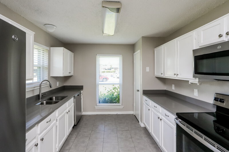 2,195/Mo, 2918 Valley Cir Lancaster, TX 75134 Kitchen View 2