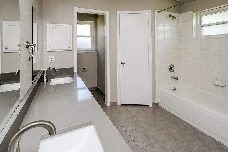 2,195/Mo, 2918 Valley Cir Lancaster, TX 75134 Main Bathroom View