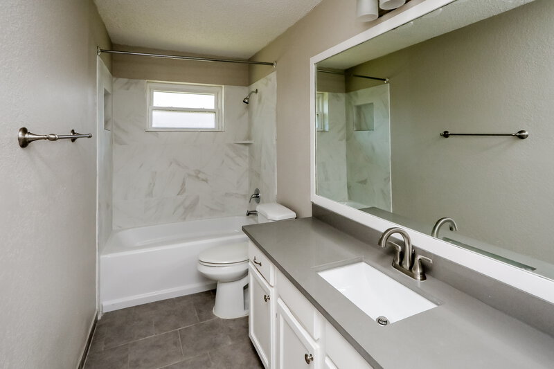 2,195/Mo, 2918 Valley Cir Lancaster, TX 75134 Bathroom View