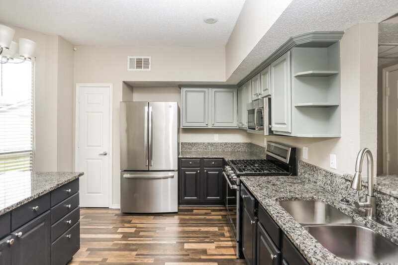 2,095/Mo, 101 E Forestwood Dr Forney, TX 75126 Kitchen View 2