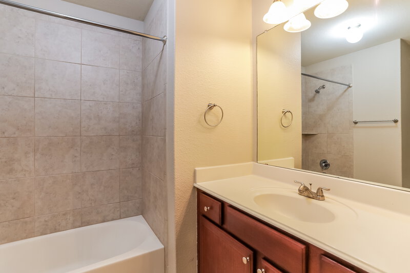 1,880/Mo, 111 Cottonwood Dr Princeton, TX 75407 Bathroom View