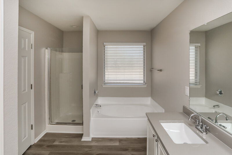 2,420/Mo, 721 S Highland Dr Cedar Hill, TX 75104 Main Bathroom View