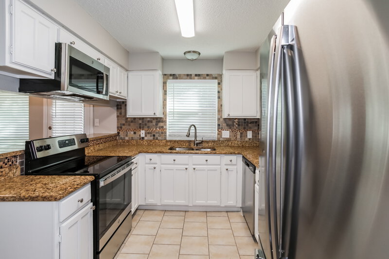 4,465/Mo, 225 Iberis Dr Arlington, TX 76018 Kitchen View 2