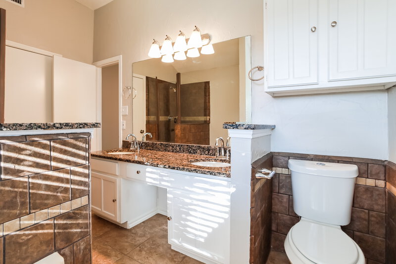 4,465/Mo, 225 Iberis Dr Arlington, TX 76018 Main Bathroom View