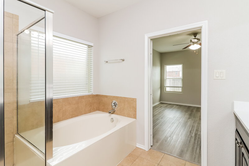 2,450/Mo, 4712 Elkhart Dr Crowley, TX 76036 Main Bathroom View