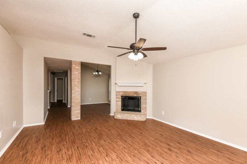 2,395/Mo, 415 Faircrest Dr Arlington, TX 76018 Living Room View 2