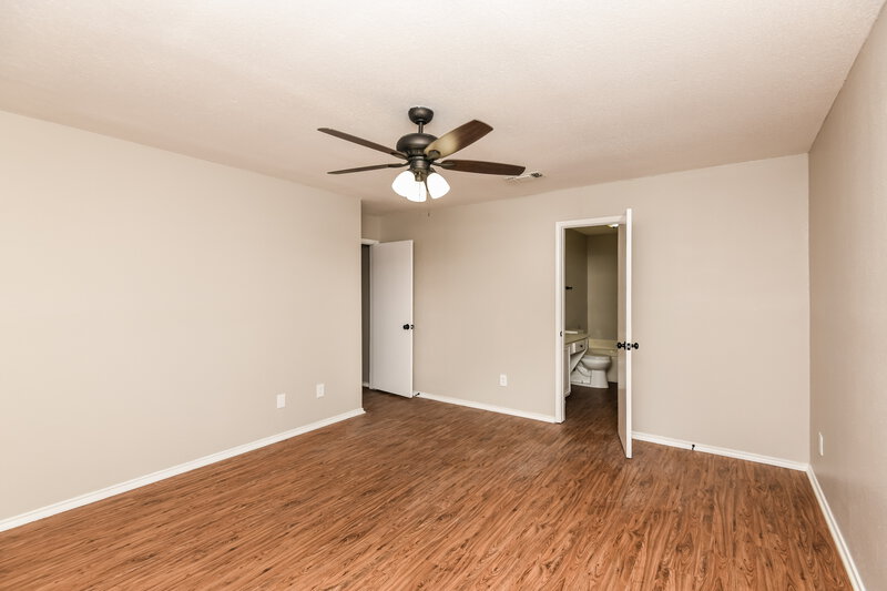 2,395/Mo, 415 Faircrest Dr Arlington, TX 76018 Main Bedroom View 2