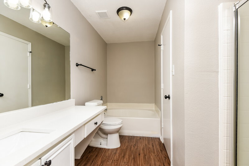 2,395/Mo, 415 Faircrest Dr Arlington, TX 76018 Main Bathroom View