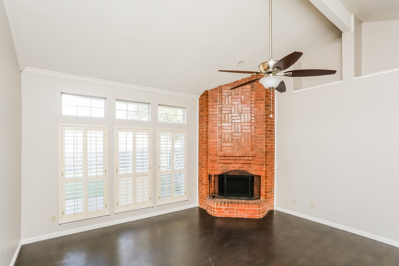 2,580/Mo, 701 Bridle Dr Desoto, TX 75115 Living Room View 2