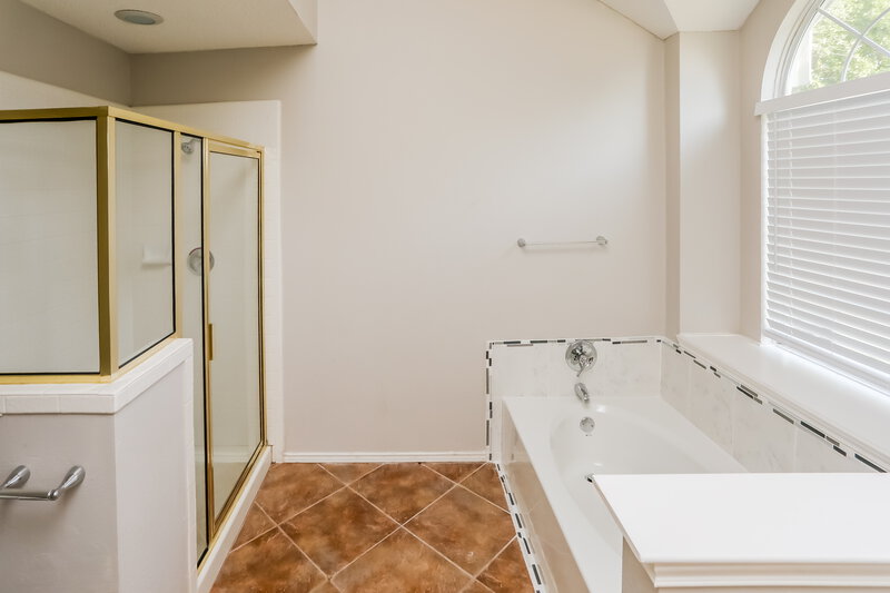2,580/Mo, 701 Bridle Dr Desoto, TX 75115 Main Bathroom View