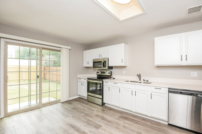 2,365/Mo, 10120 Chapel Glen Ter Fort Worth, TX 76116 Kitchen View 2