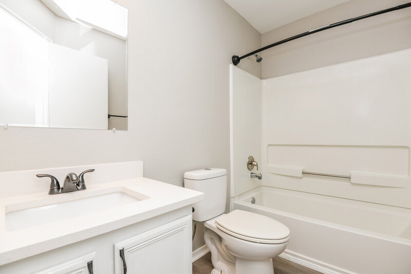 2,365/Mo, 10120 Chapel Glen Ter Fort Worth, TX 76116 Bathroom View 2