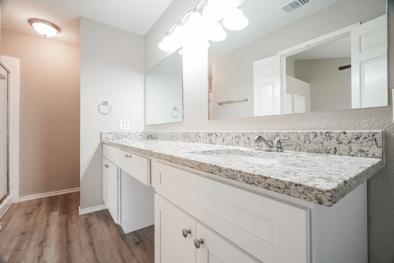 2,420/Mo, 505 Grady Ln Cedar Hill, TX 75104 Main Bathroom View