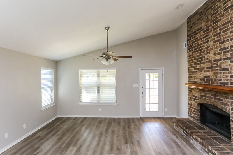 2,185/Mo, 418 Sims Dr Cedar Hill, TX 75104 Living Room View