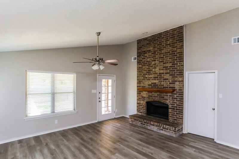 2,185/Mo, 418 Sims Dr Cedar Hill, TX 75104 Living Room View 3