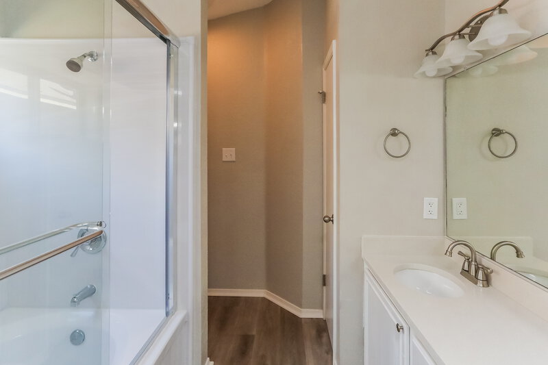 2,185/Mo, 418 Sims Dr Cedar Hill, TX 75104 Main Bathroom View