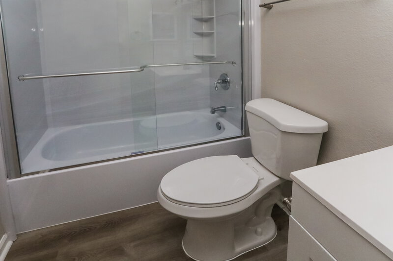 2,185/Mo, 418 Sims Dr Cedar Hill, TX 75104 Bathroom View