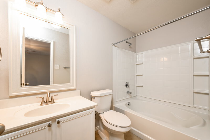2,250/Mo, 5908 Parkview Hills Ln Fort Worth, TX 76179 Main Bathroom View