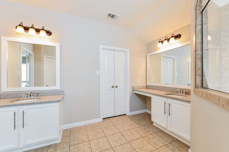 2,310/Mo, 545 Foxcraft Dr Fort Worth, TX 76131 Main Bathroom View