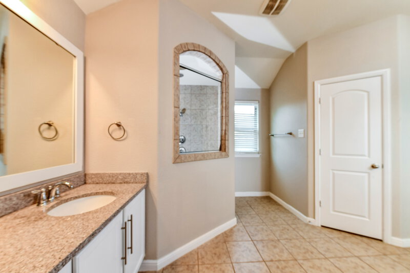 2,310/Mo, 545 Foxcraft Dr Fort Worth, TX 76131 Main Bathroom View 2
