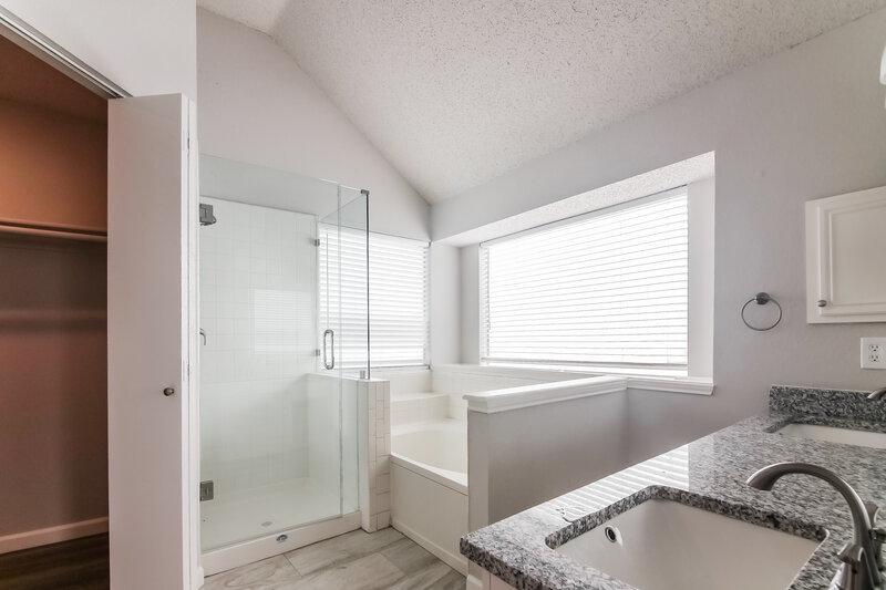 4,410/Mo, 1113 Brewer Dr Cedar Hill, TX 75104 Main Bathroom View