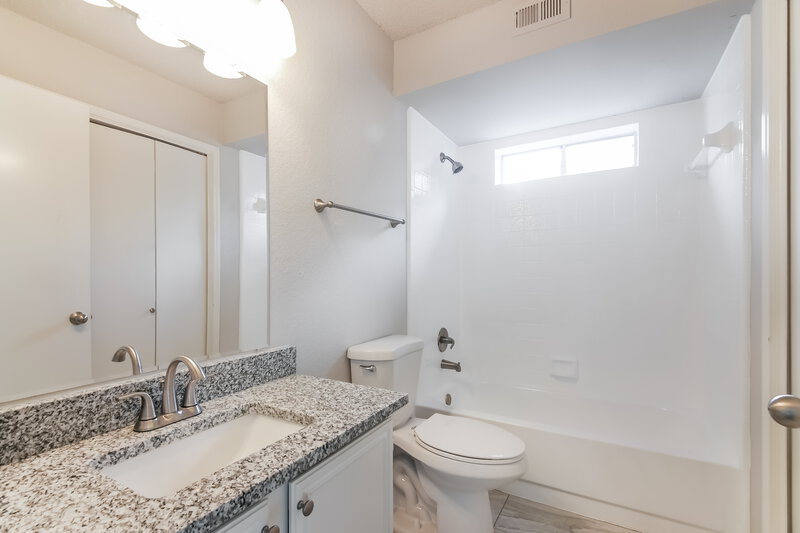 4,410/Mo, 1113 Brewer Dr Cedar Hill, TX 75104 Bathroom View 2