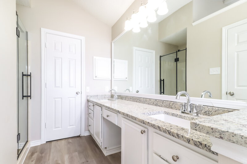 2,325/Mo, 4612 Greenwich Dr Grand Prairie, TX 75052 Main Bathroom View