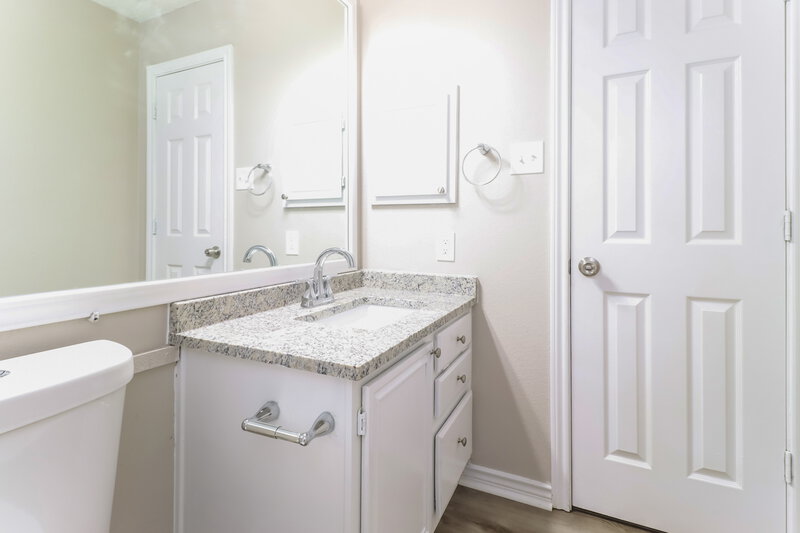 2,325/Mo, 4612 Greenwich Dr Grand Prairie, TX 75052 Bathroom View 2