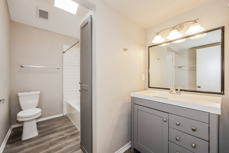 2,050/Mo, 208 Rodeo Dr Keller, TX 76248 Main Bathroom View