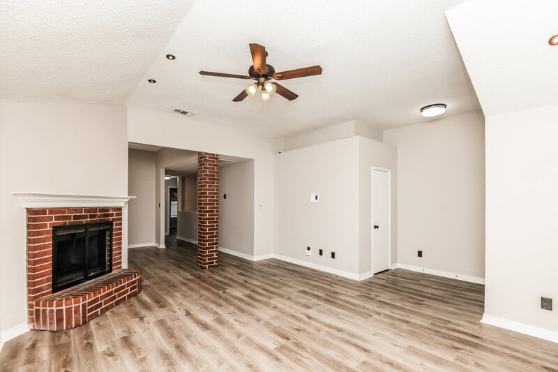 2,335/Mo, 7007 Rovato Dr Arlington, TX 76001 Living Room View 2