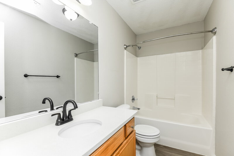 2,335/Mo, 7007 Rovato Dr Arlington, TX 76001 Main Bathroom View