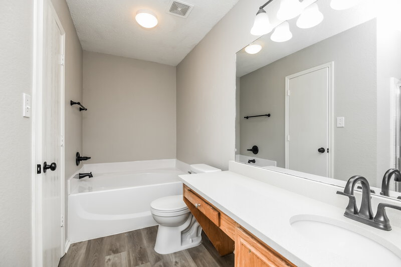 2,335/Mo, 7007 Rovato Dr Arlington, TX 76001 Main Bathroom View 2