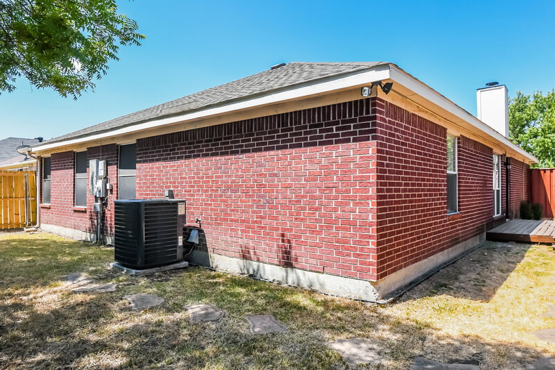 2,335/Mo, 7007 Rovato Dr Arlington, TX 76001 Rear View