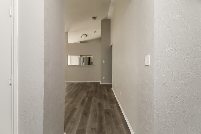 2,195/Mo, 2414 Busch Dr Arlington, TX 76014 Foyer View