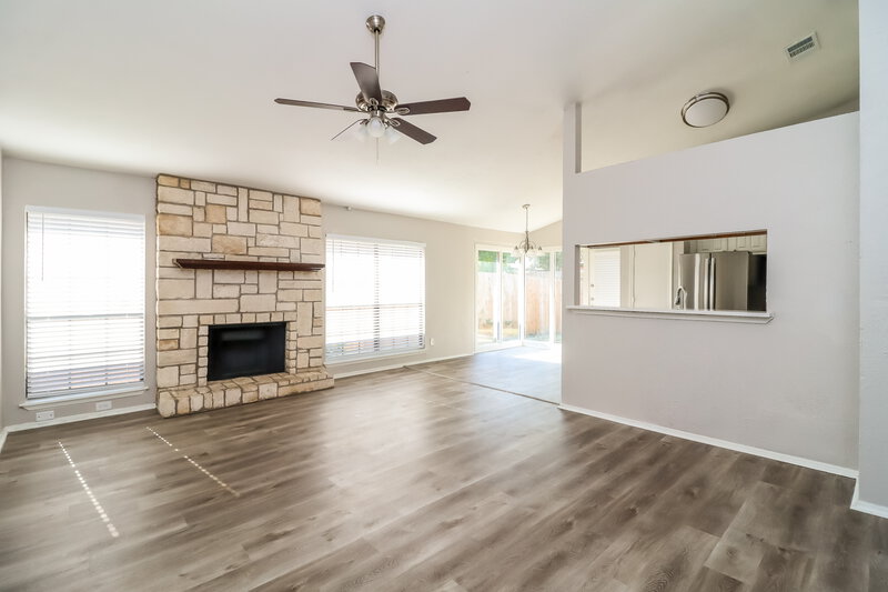 2,195/Mo, 2414 Busch Dr Arlington, TX 76014 Living Room View