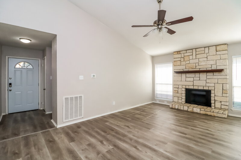 2,195/Mo, 2414 Busch Dr Arlington, TX 76014 Living Room View 2